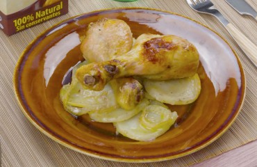 Bodegón con producto muslo de pollo asado